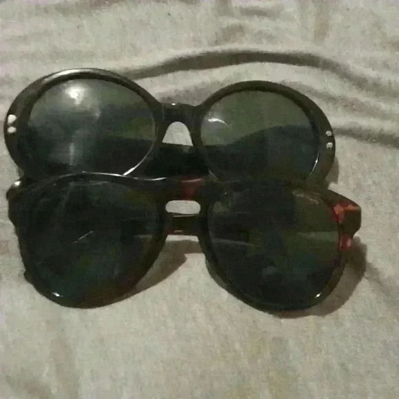 2 pairs sunglasses